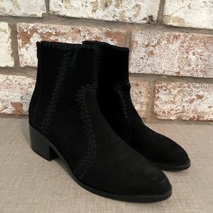 Booties in size 9 upper leather in good condition.